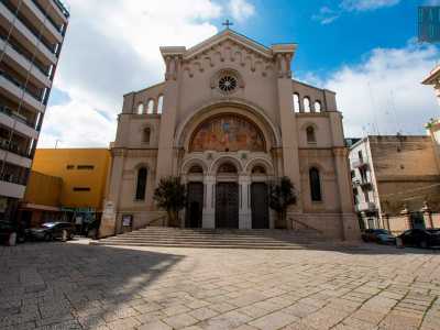 La facciata, in stile neoromanico, � caratterizzata dal contrasto tra la pietra bianca. La facciata, in stile neoromanico, � caratterizzata dal contrasto tra la pietra bianca...